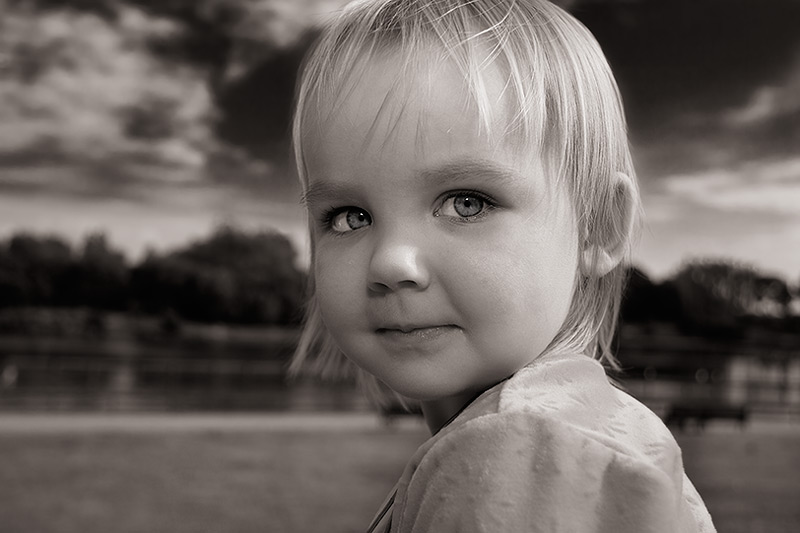 В контакт в жизни детей. Дети в белом. Белокожие прекрасные дети. Фото детей красивые черно белые. Детский фотопортрет.